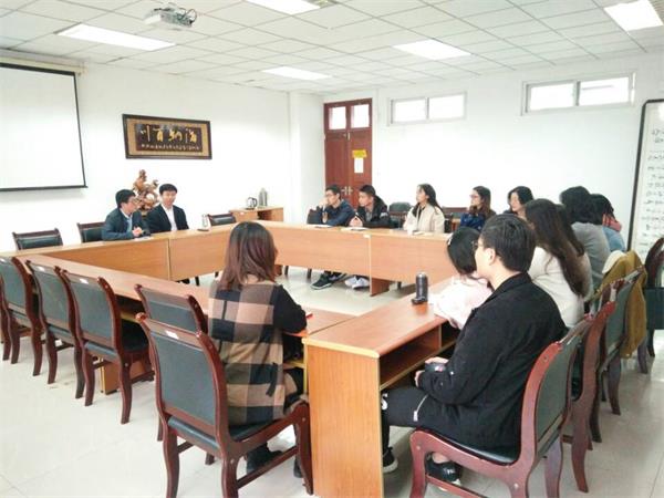 新闻学院召开研究生思想教育工作会议