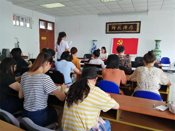 新闻学院本科生党支部召开党员发展大会
