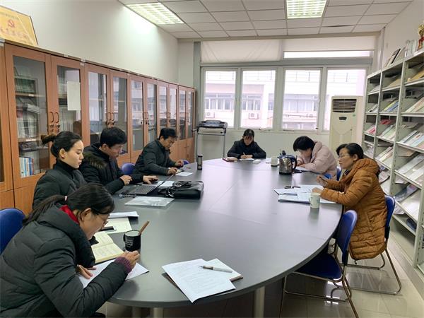 新闻学院组织领导班子、党务干部认真学习《中国共产党支部工作条例(试行)》