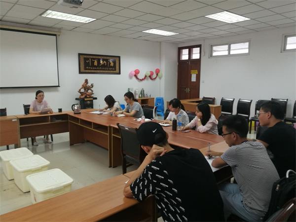 新闻学院研究生党支部召开“进一步解放思想,激励新时代新担当新作为”专题组织生活会
