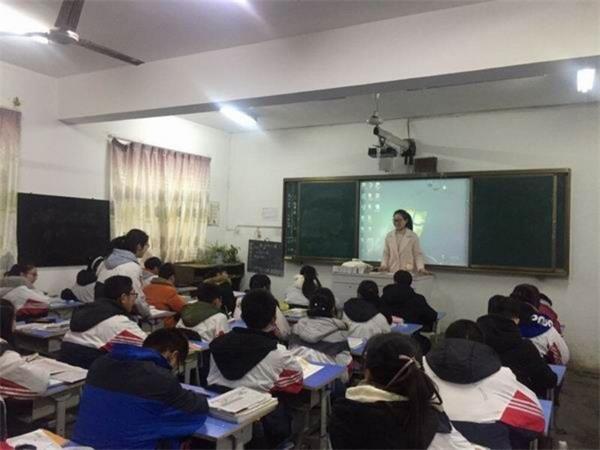 我院本科生党员回母校宣讲十九大精神